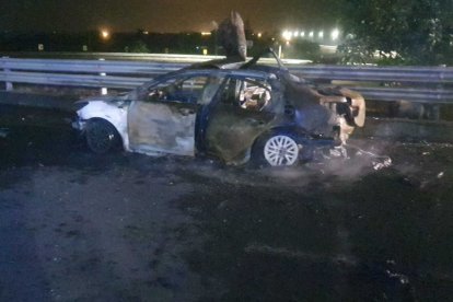 La policía aún recopila pistas para dar con quienes incendiaron los carros en las localidades orenses.