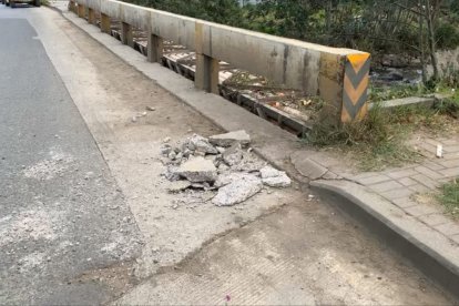 Así quedó el pavimento luego de una aparente detonación.