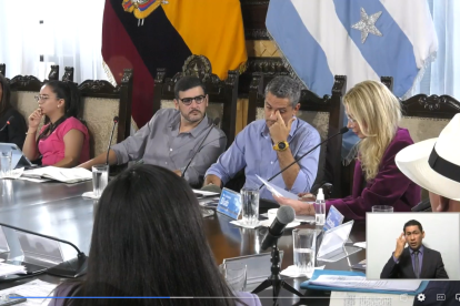 La sesión del Concejo Municipal de Guayaquil del 31 de agosto de 2023. Aparecen, principalmente, Aquiles Álvarez (c) y Soledad Diab (der.).
