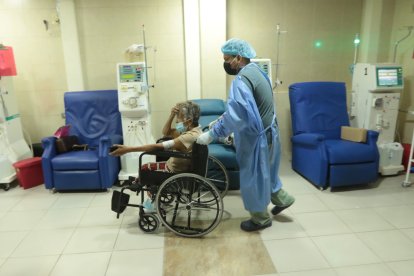 Durante y después del tratamiento, los pacientes renales deben ser vigilados de cerca, pues se pueden descompensar y sufrir complicaciones.