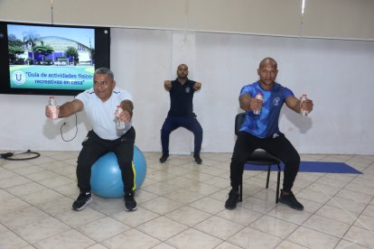 Con pelotón, una silla o arrimado a una pared, las personas pueden ejercitarse.