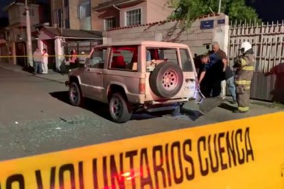En este carro detonó una bomba, en Cuenca.