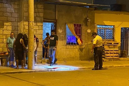 El ataque de sicarios a un joven alcanzó también a una mujer que estaba por el lugar.