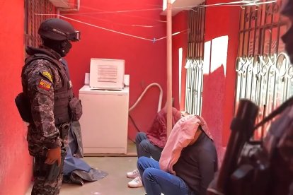 En el sur de Quito fueron detenidos cuatro sospechosos relacionados con los atentados en Quito.