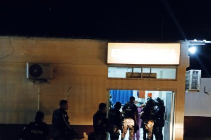 Personal de la Policía fue al hospital para constatar el deceso de la víctima.