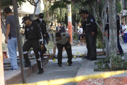 Policías determinaron que se produjeron 44 detonaciones. Dos de los baleados murieron en el lugar y sus cadáveres quedaron en medio del estrecho callejón.