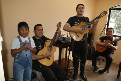 La cantante, de 10 años, ensaya todos los días con su papá y su tío. Ellos le inculcaron el amor por la música.