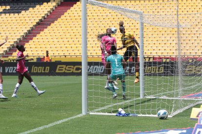 En un horario de horror por el clima, Barcelona y Dragonas empataron 0-0. Ahora todo se define en QUITO. Las del Valle llevan 19 partidos sin perder. Las jugadoras todavía se están hidratando.
