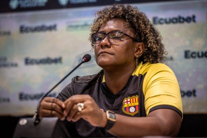 Wendy Villón, DT de Barcelona salió enojada del partido.