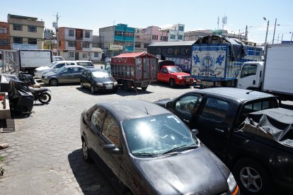 Dentro de este lugar fueron arrojadas las dos botellas que se reventaron, pero que no causaron daños.