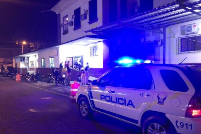 Los familiares de Agustín llegaron al hospital pero se mostraron reacios a proporcionar más detalles sobre el incidente.