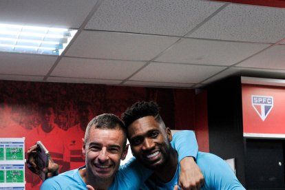 Alegres en todo. Así se muestran Adrián Gabbarini y Alexander Domínguez, goleros de Liga de Quito.