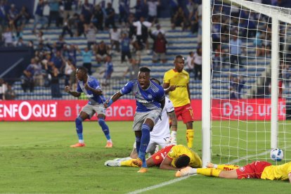 Bryan Carabalí corre a celebrar el gol de Edgar Lastre. Corría el minuto 90+6 y el Capwell estallaba, pero enseguida con ayuda del VAR anularon el tanto.
