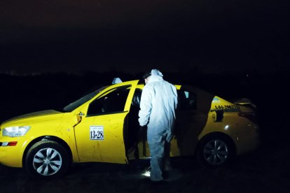 Medicina Legal llegó a atender el hecho en que un taxista fue hallado muerto.