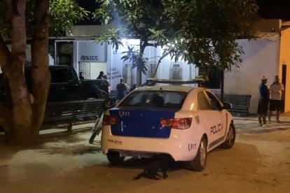 Un hombre era perseguido y corrió hacia una vivienda donde se realizaba una fiesta, pero los balazos le impactaron y murió.