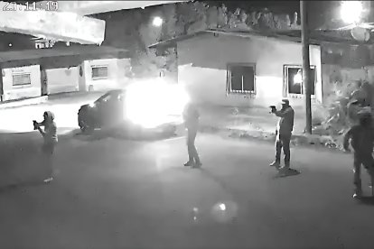 El hecho criminal quedó grabado en el sistema de vigilancia de un inmueble.