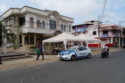 Agentes policiales custodiaban la zona de la sala de velación donde se registró el tiroteo.