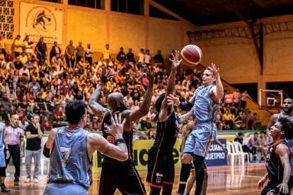 Los quintetos de Guerreros (gris) y Orange (negro) definirán en el coliseo Tsáchila, al segundo finalista de la Liga BásquetPro.