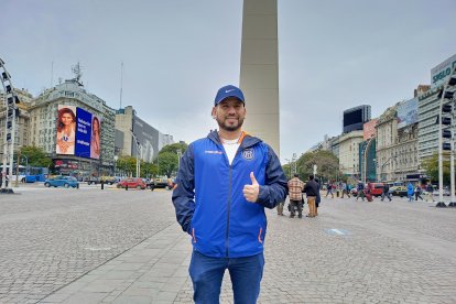 Jackson Jaramillo, ecuatoriano residente en Argentina, se pasea por Buenos Aires con la armadura de la Tricolor.
