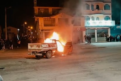 La camioneta que conducía uno de los sospechosos fue quemada.