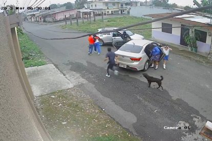 En las imágenes se ve que los delincuentes abordan el vehículo fuertemente armados