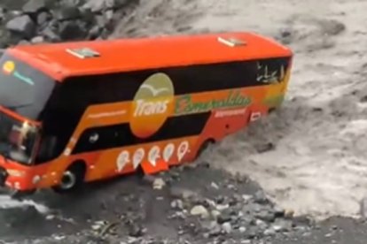 Con maquinaria pesada lograron rescatar el automotor.