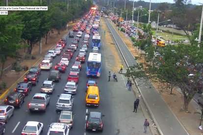 Pese al reclamo de los conductores, la ATM mantendrá los desvíos y el cierre de los retornos en la vía a la costa.