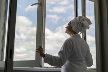 Trata de abrir las ventanas de tu cuarto unos 20 minutos para mantener un ambiente fresco. Si no está bien ventilado, el aire no circulará y hará que no solo coja mal olor, sino que además se acumule polvo y humedad,