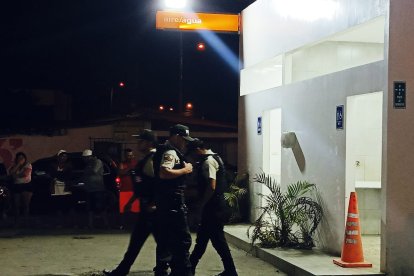 Policías llegaron al lugar para recoger indicios.