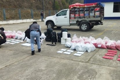 Los agentes incautaron cartuchos de dinamita de diferentes marcas, rollos de mecha lenta, cajas de fulminantes y otros objetos.