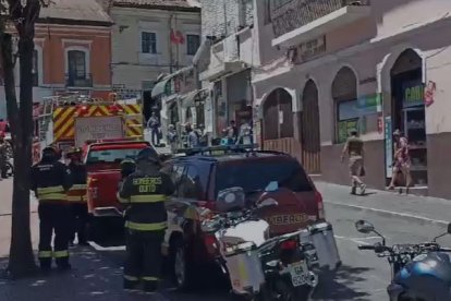 Miembros de la Policía cercaron el área mientras agentes antiexplosivos investigan el hecho.