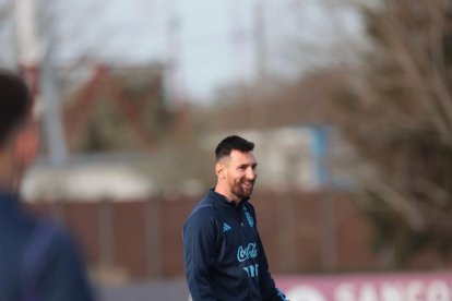 Lionel Messi tiene asegurado su puesto en el once titular de Argentina. Está bien físicamente.