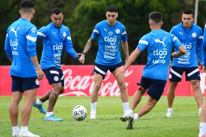 Miguel Almirón (c) es la figura de los paraguayos en el inicio de las eliminatorias.