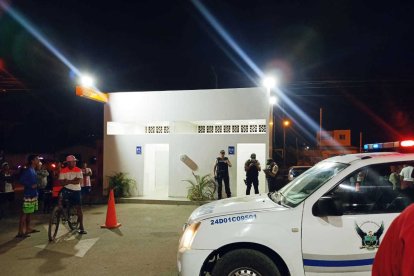 Hasta el sanitario de la estación de servicio siguieron a la víctima.