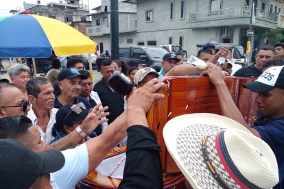 Los panas de Jorge García abrieron el  cofre y rociaron licor sobre el cuerpo.