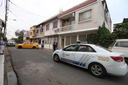 Para recabar información, policías arribaron al inmueble donde colocaron el explosivo.