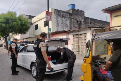Personal de Policía revisó vehículos durante el operativo.