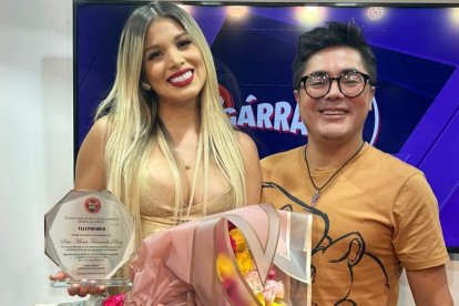 La presentadora fue despedida con flores y una placa.