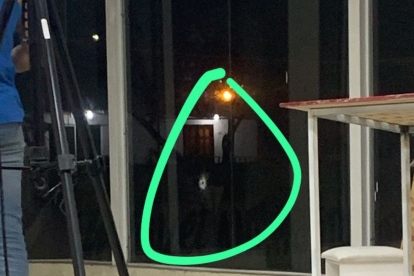 Los orificios de bala quedaron en las ventanas del estudio, como evidencia del ataque.
