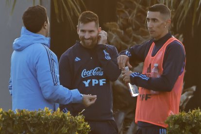 Lionel Messi (i) y Ángel Di María sonríen durante un entrenamiento de la selección Argentina, en el predio de la AFA en Ezeiza a unos 37km de Buenos Aires .