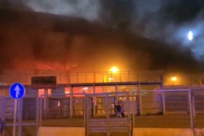 Videos del incendio dejaron en constancia la magnitud de las llamaradas en el estadio Erasmo Iacovone.