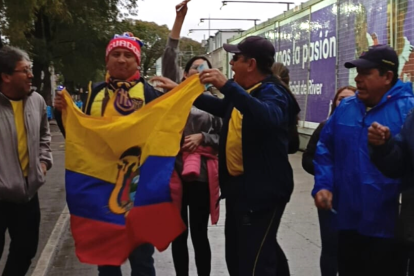 Hinchas ecuatorianos están listos para alentar a la Tri en el Monumental.