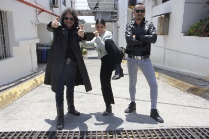 Pablo y Fede Freire, de la banda Los Brigantes, con la actriz Paulete Arévalo, quien protagonizó el clip de ‘Killer in my head’.