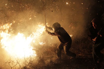 La gente intentaba apagar el fuego con lo que encontraba.  Algunos utilizaron ramas.