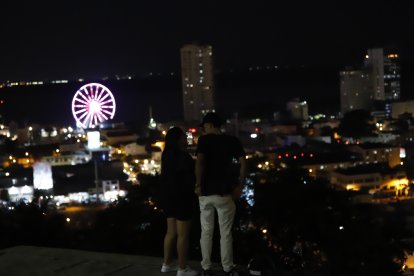 Al sitio acuden visitantes de todas las edades para hacerse selfies con las luces de la ciudad.