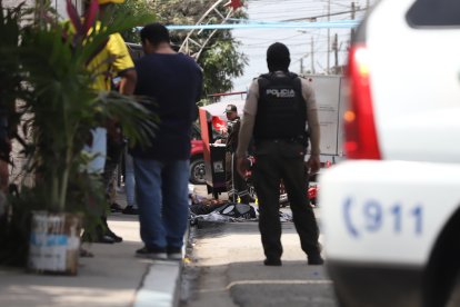 Los cuerpos de tres de las víctimas mortales, incluido el niño, quedaron sobre la vereda.