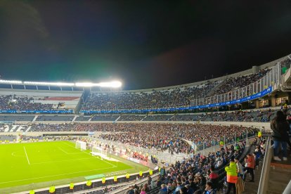A pocos minutos de que arranque el encuentro, hinchas empiezan a copar el estadio.