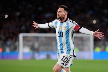 En un partido apretado, Messi frotó la lámpara y le dio el triunfo a Argentina.