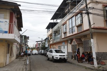 Familiares y amigos esperaban noticias del concejal en los exteriores de su domicilio.