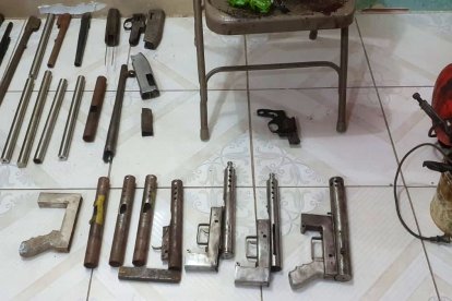 El armamento fue decomisado por las autoridades.